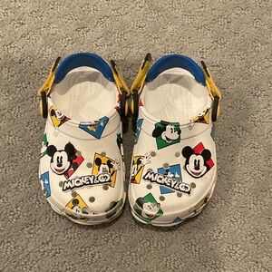 CROCS Kids' White Mickey Mouse Graphic Clogs with Blue and Yellow Accents 0285